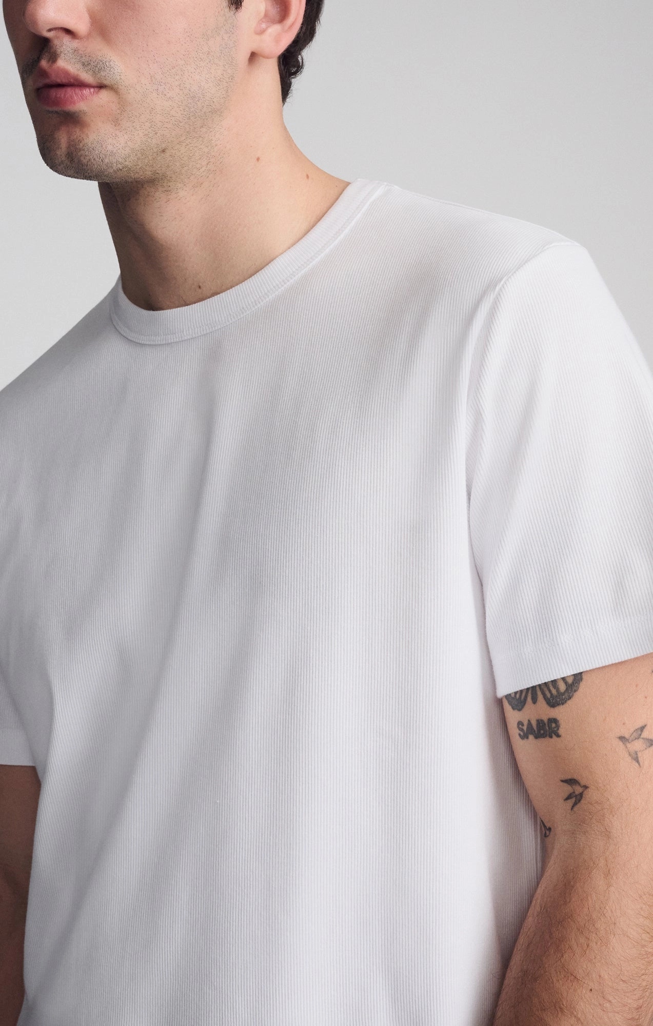 RIBBED SHORT SLEEVE CREW NECK T-SHIRT IN WHITE